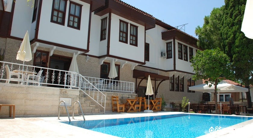 نمای استخر روباز و ساختمان هتل